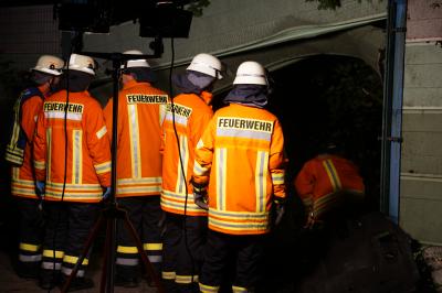 PKW faehrt duch Laermschutzwand